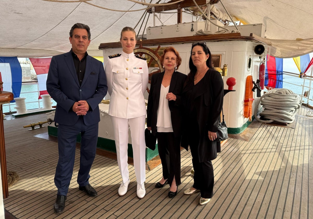 La Princesa Leonor, junto a Patricia Llosa y Gonzalo y Morgana Vargas Llosa, a bordo del Elcano en El Callao (Perú)