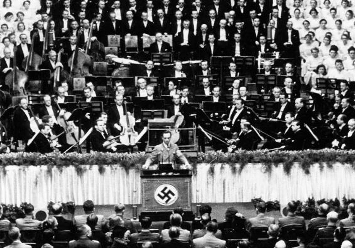 Joseph Goebbels, ministro de Propaganda del Tercer Reich, pronuncia un discurso en honor de Hitler