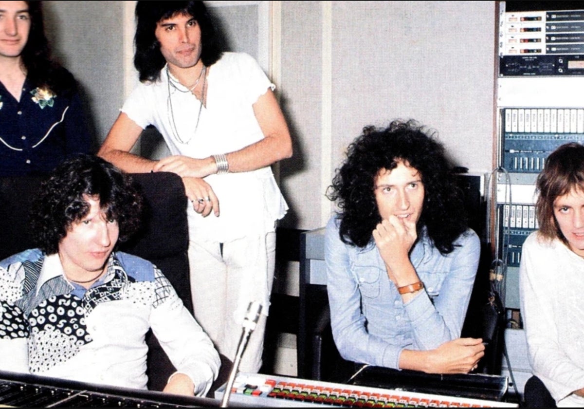 Roy Baker (abajo a la izquierda), con Queen en el estudio