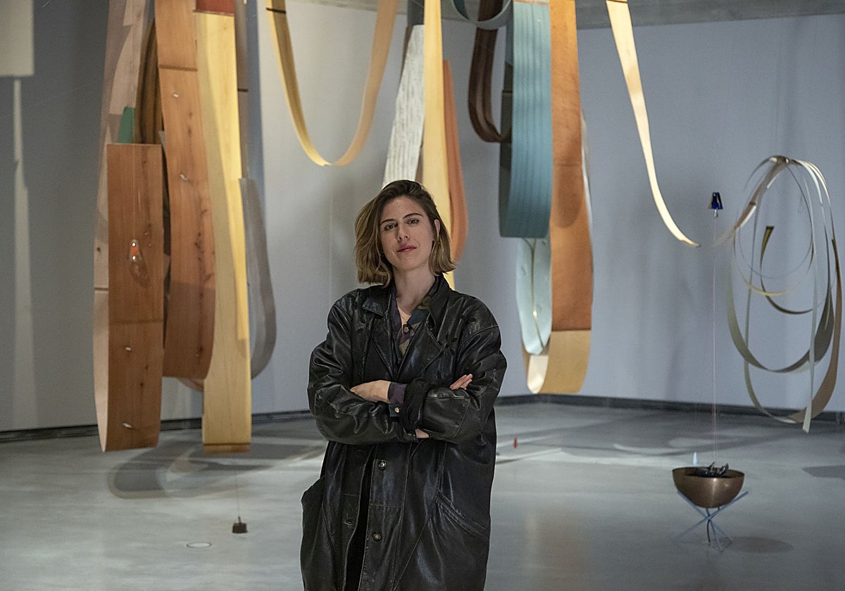 Cristina Mejías ante su obra e el C3A