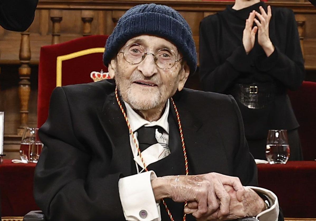 El escritor Álvaro Pombo tras recibir el Premio Cervantes 2024 de manos de los Reyes