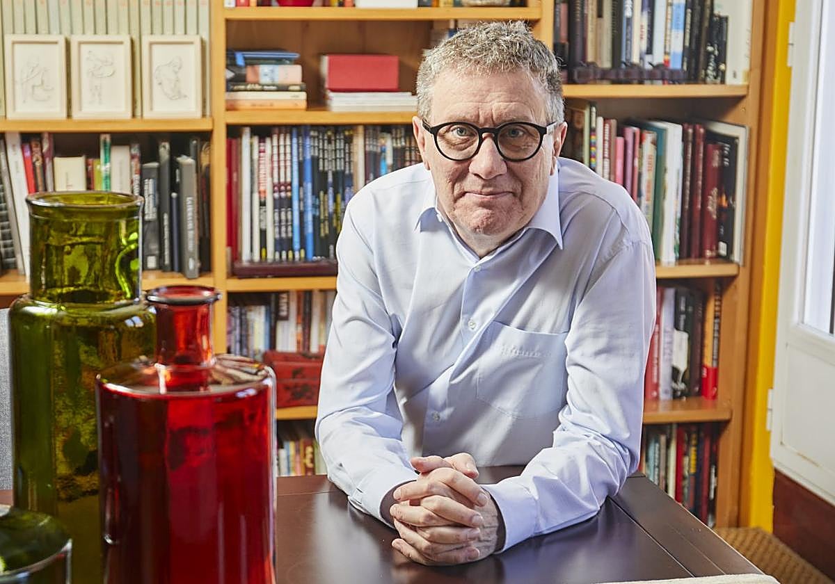 Luisgé Martín, retratado en el salón de su casa