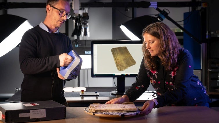 Hallan un manuscrito perdido de la leyenda de Merlín y el rey Arturo oculto en un libro del siglo XVI