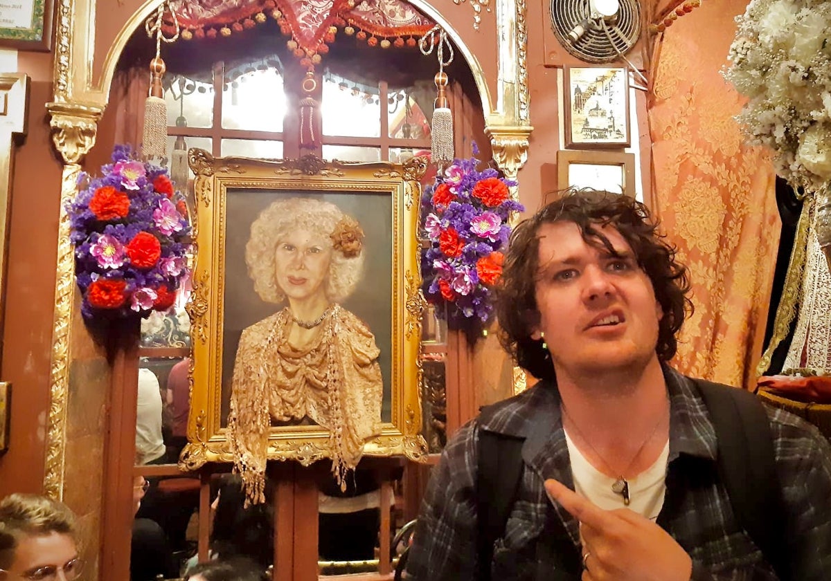 Simon Hanselmann, en el bar Garlochí en Sevilla, junto a un cuadro de Cayetana de Alba