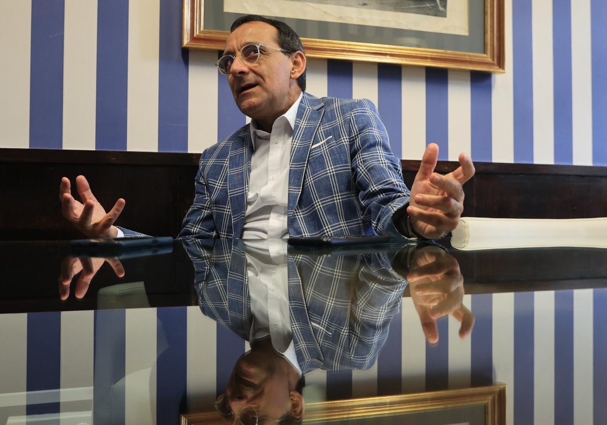 El poeta, escritor y filólogo clásico Javier Velaza