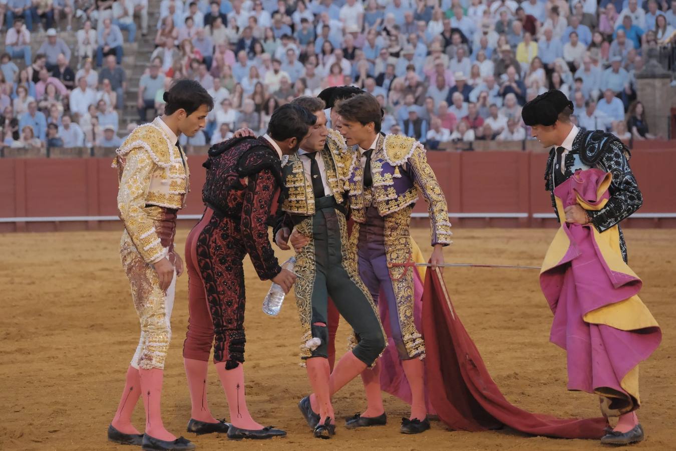 Calerito se llevó un susto con su segundo toro que lo levantó por los aires