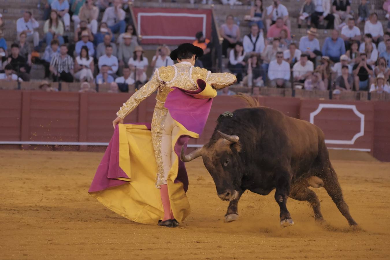 Samuel Navalón, con el que cerraba la tarde de este domingo de toros en la Maestranza