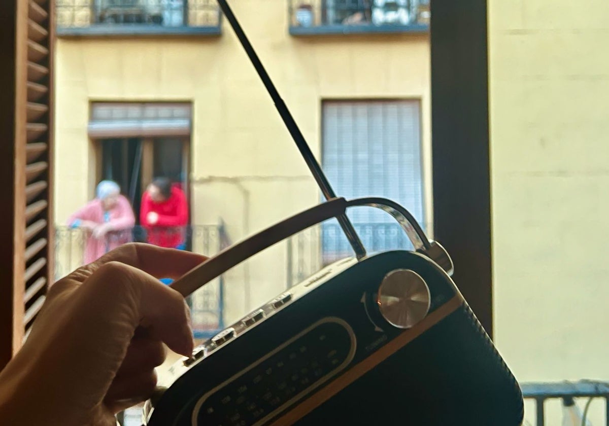 La radio de Marta Fernández, compartida con sus vecinos en el balcón