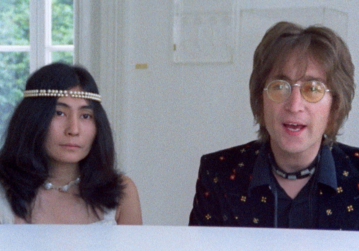 Yoko Ono y John Lennon durante la grabación del videoclip de 'Imagine'