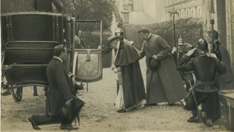 Leo XIII, Vatikan'da 1900 civarında bir arabaya gidiyor