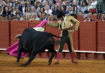 Morante saca los dientes por el papado del toreo y rinde a la Maestranza