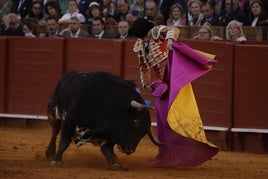 Borja Jiménez mostrando las dos orejas que le ha cortado a su segundo toro