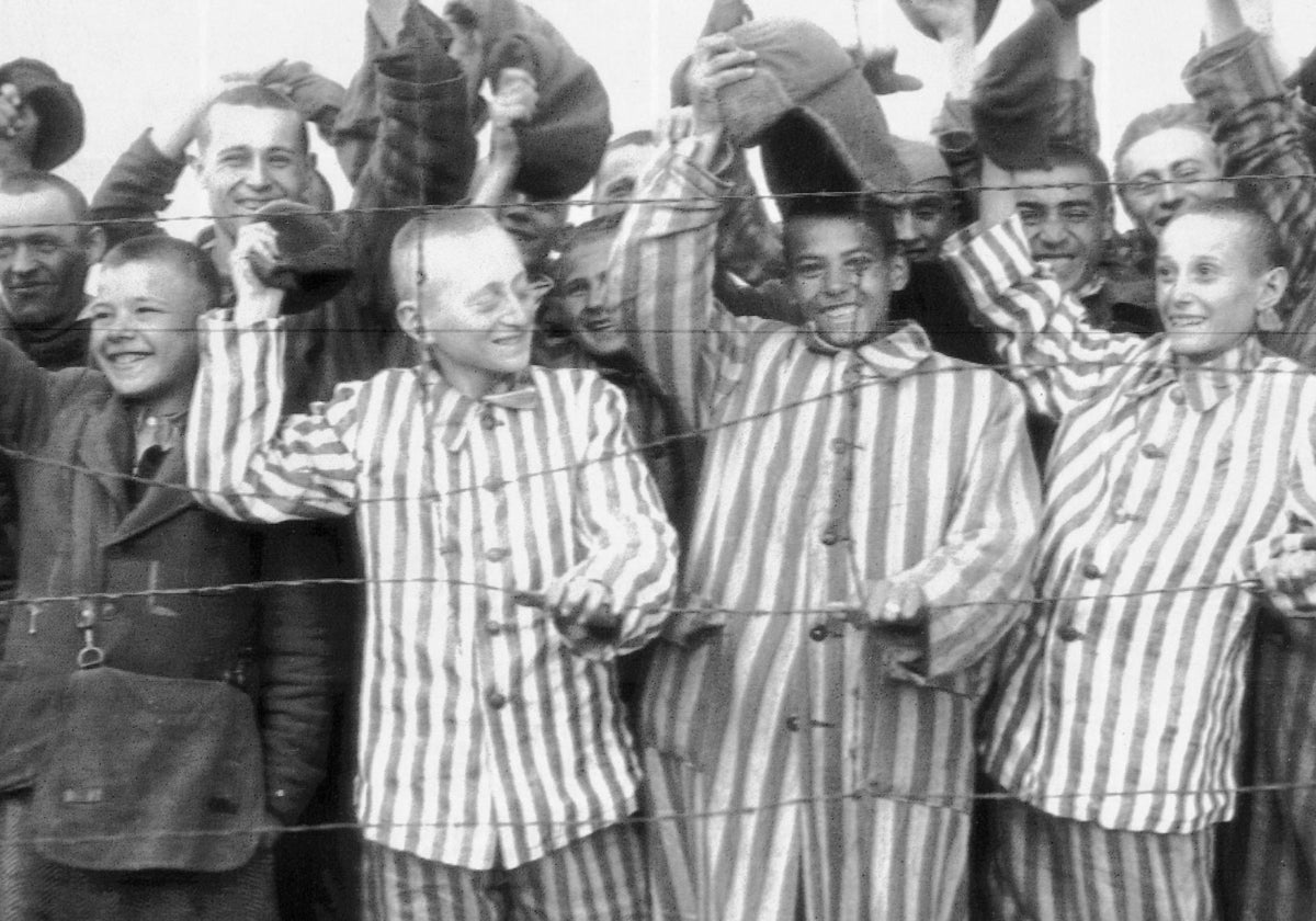 Liberación de prisioneros en el campo de Dachau. Cuando entraron las tropas norteamericanas, encontraron más de 30 vagones llenos de cadáveres en avanzado estado de descomposición