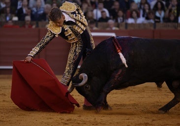 Escribano y Mosquetón rescatan a Victorino y rinden a una Maestranza al grito de «¡torero, torero!»