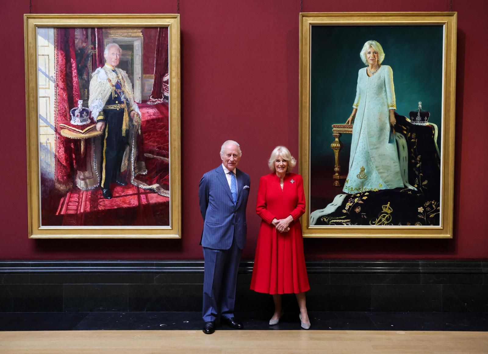 Carlos III y Camilla desvelan sus retratos oficiales de Coronación durante una visita a la National Gallery
