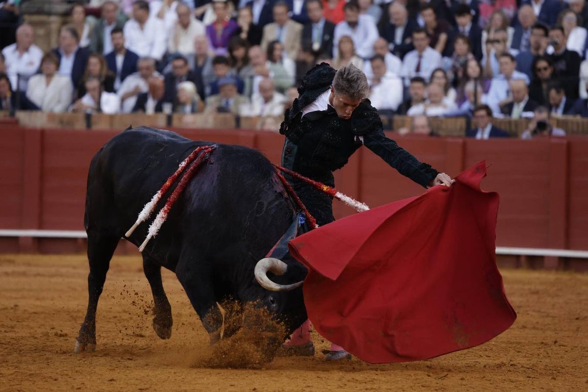 Imágenes de Escribano en el segundo toro de su lote 