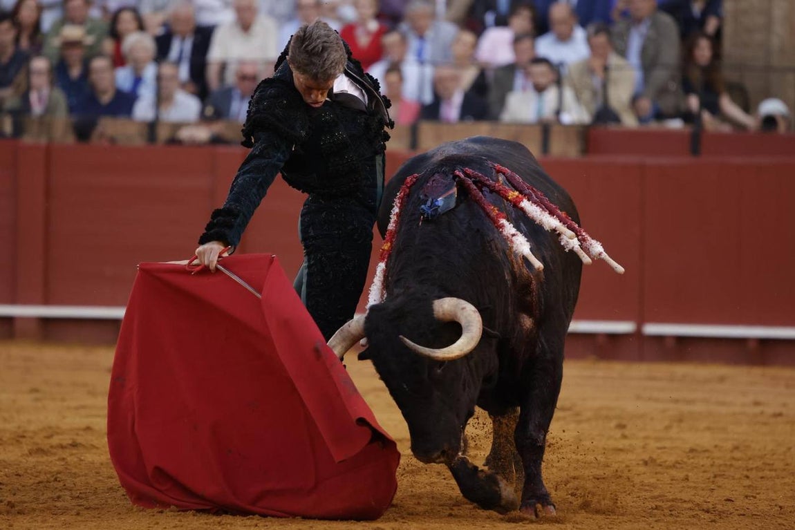 Imágenes de Escribano en el segundo toro de su lote 