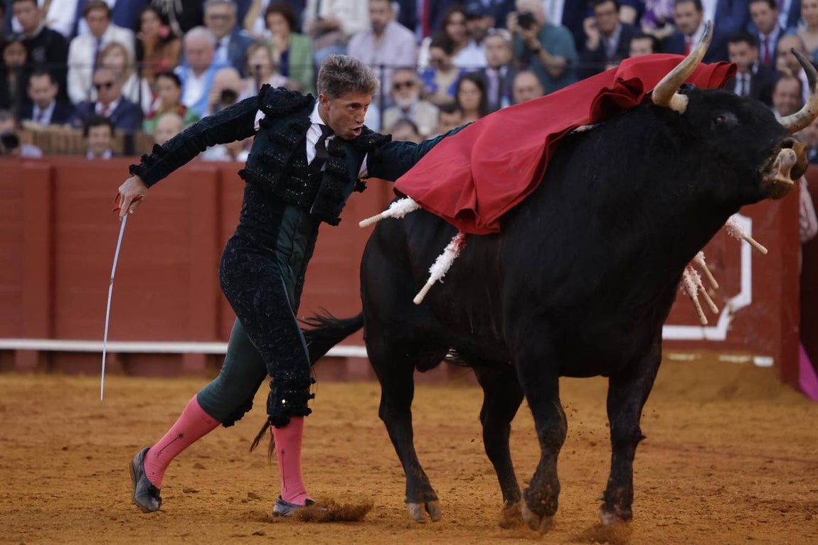 Imágenes de Escribano en el segundo toro de su lote 
