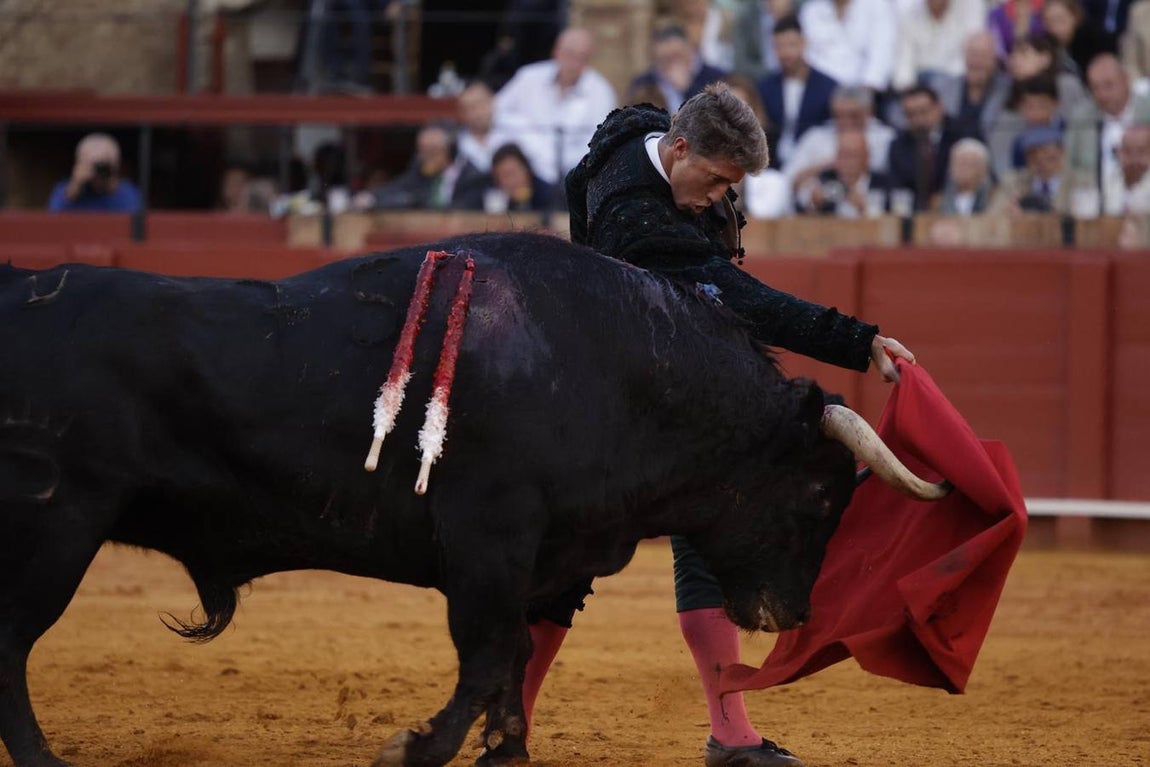 Imágenes de Escribano en el segundo toro de su lote 