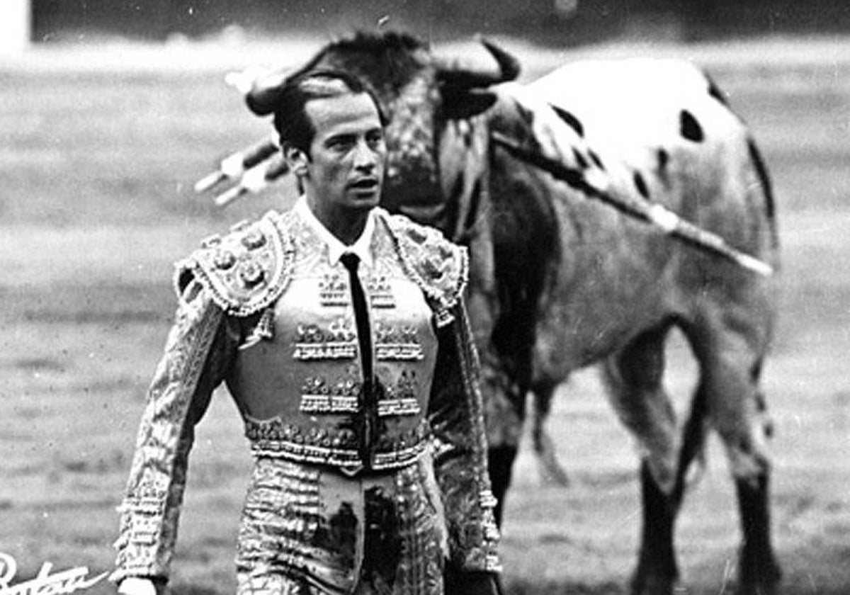 Antoñete, con el famoso toro 'blanco' de Osborne