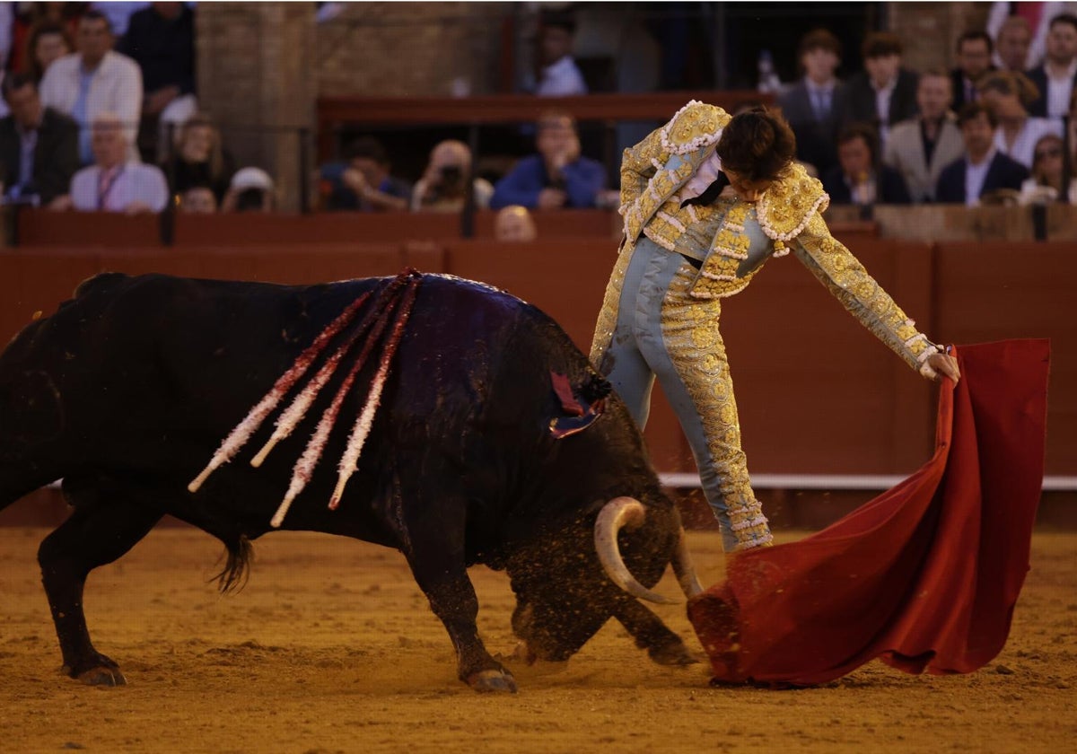 Roca Rey hizo una gran faena al primero de su lote, al que le cortó las dos orejas