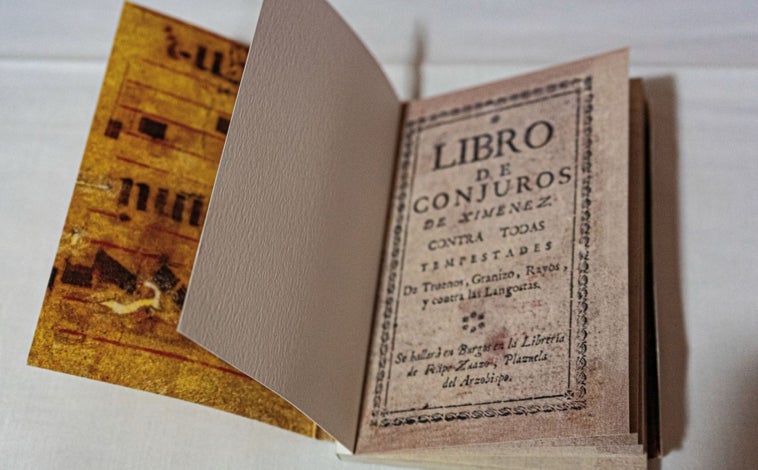 Main image - The book of Pedro Ximénez's spells, the Conjuring Arch and other elements used in exorcisms