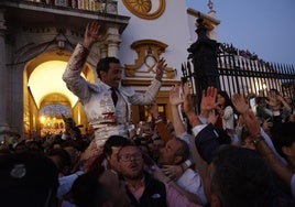 Las imágenes de la corrida de Cayetano, Roca Rey y David de Miranda en Sevilla 2025