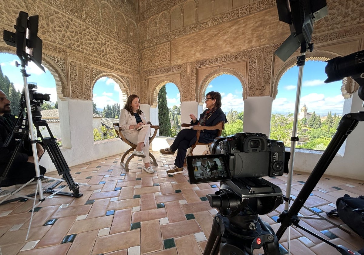 Remedios Sánchez con la poeta Piedad Bonnett, durante las grabaciones del proyecto
