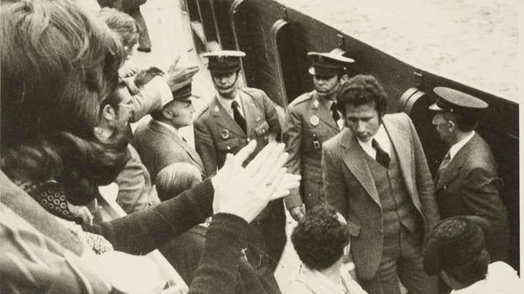 Simón salió de la plaza escoltado por las fuerzas de seguridad, entre los aplausos del público