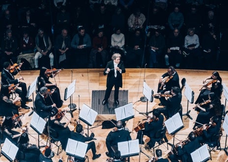 Imagen secundaria 1 - Arriba, un joven Dudamel dirigiendo una orquesta de El Sistema (Foto: El Sistema). Derecha, Dudamel junto a El Sistema en la Philarmonie de Paris (Foto: Bertrand). Izquierda, Dudamel junto a la LA Phil en Coachella (Foto: Timothy Norris)
