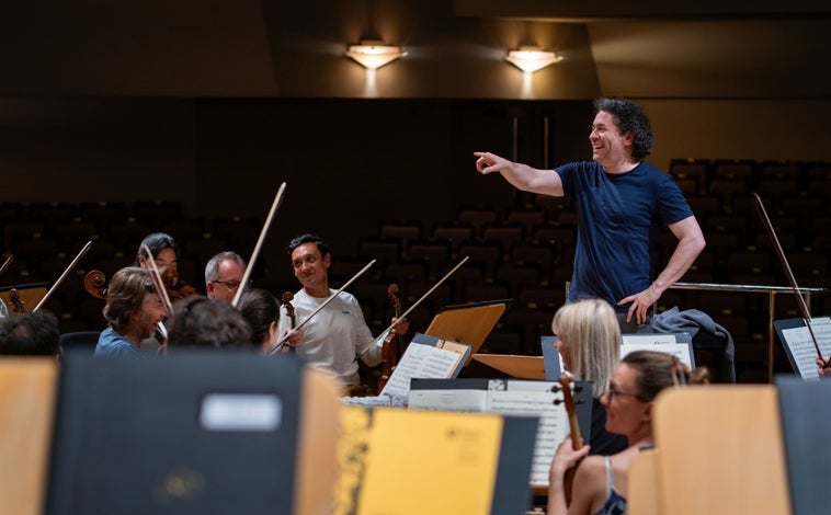 Imagen principal - Gustavo Dudamel junto a la Orquesta Sinfónica de Londres en el Auditorio Nacional