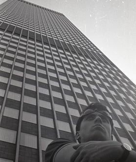 Imagen secundaria 2 - En la primera foto, vemos al artista junto a su abuela materna Pepita Ubarrechena en Nueva York; en la segunda foto, en los decorados que cedió Samuel Bronston para el pabellón español en la Expo del 64, celebrada en Nueva York. Por último, en la foto vertical, Zulueta delante de la Torre CIBC de Montreal en el verano de 1964