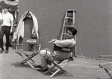 Imagen secundaria 1 - En la primera foto, vemos al artista junto a su abuela materna Pepita Ubarrechena en Nueva York; en la segunda foto, en los decorados que cedió Samuel Bronston para el pabellón español en la Expo del 64, celebrada en Nueva York. Por último, en la foto vertical, Zulueta delante de la Torre CIBC de Montreal en el verano de 1964