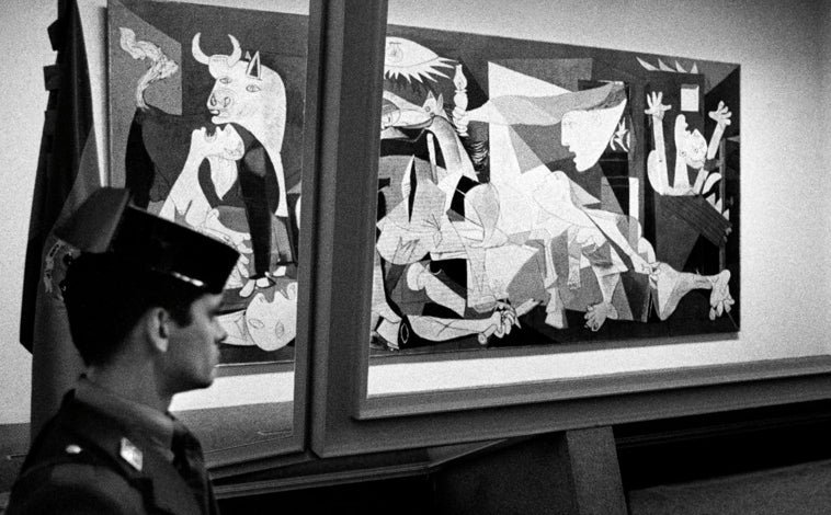 Imagen principal - De arriba abajo, 'El último exiliado. Guernica. Llegada a Madrid y traslado al Casón del Buen Retiro, 1981'; 'Ley del aborto. Madrid, 1983', y José Tomás fotografiado en 2007