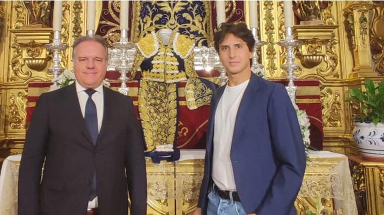 Roca Rey donó su traje de luces a la Hermandad