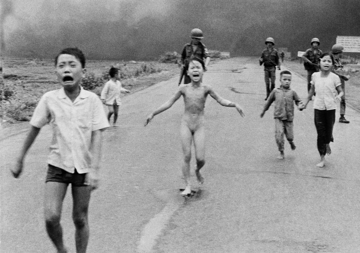En esta foto de archivo del 8 de junio de 1972, Kim Phuc, de 9 años, en el centro, corre por la Ruta 1 cerca de Trang Bang, Vietnam, después de un ataque aéreo con napalm