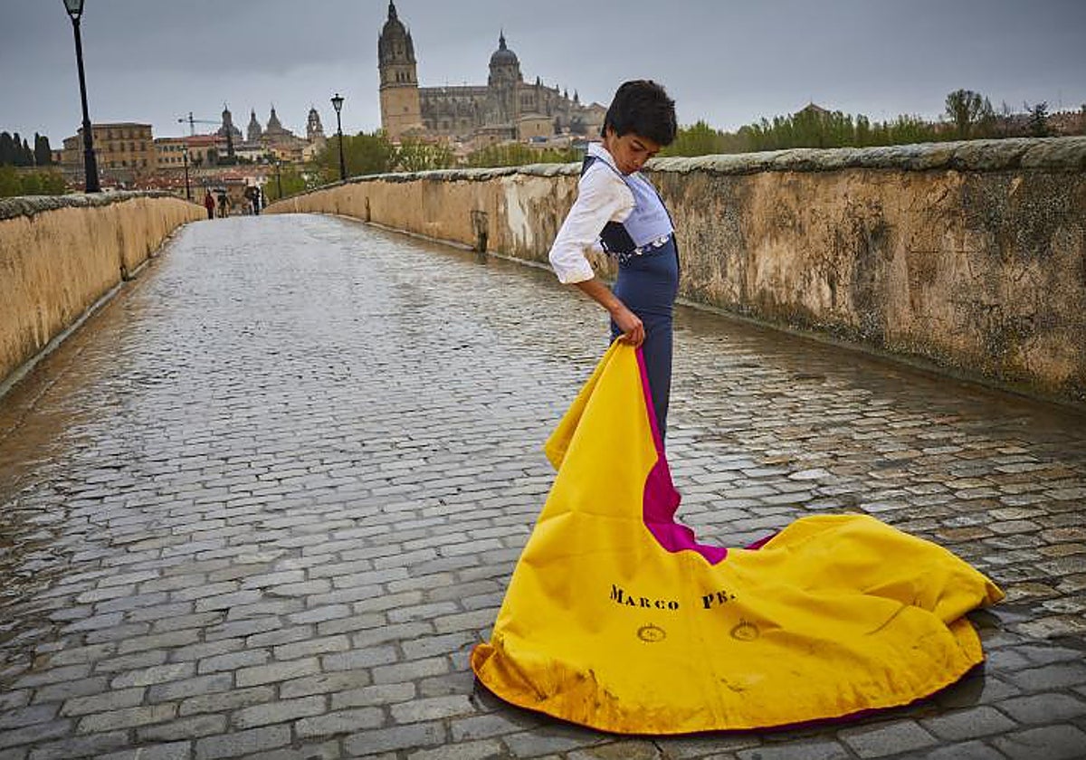 Marco Pérez, capote en mano, en su tierra salmantina