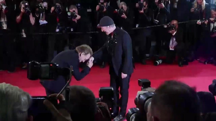 Bono revoluciona la alfombra roja de Cannes rodeado de soldados ucranianos