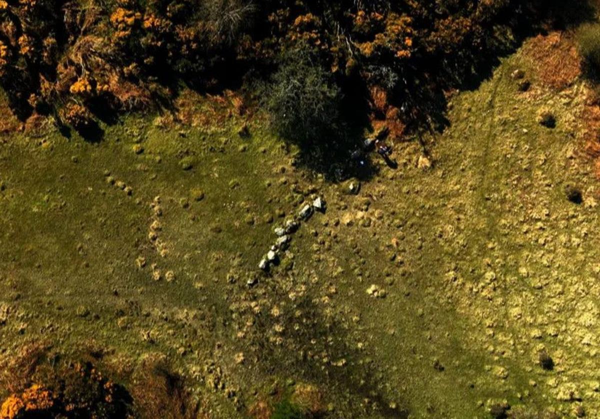 Vista de un campo con grandes piedras cerca de Anwoth Old Kirk, identificado como el primer campo de fútbol