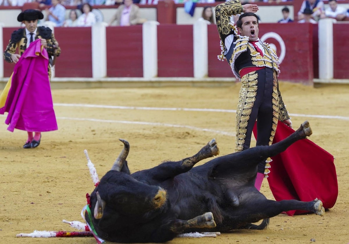 Emilio de Justo, con gesto triunfal tras dar muerte al toro
