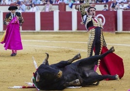 Se enfadan por lo que dejan de ver: bronca a Morante en la corrida del Patrón de los toreros
