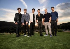 Las historias de estos los seis jóvenes integrantes de as1one se cruzan en un casting de audiciones ideado después de la pandemia. Ahora dicen que sus letras reflejan unas preocupaciones poco habituales en el mundo de las boy-bands
