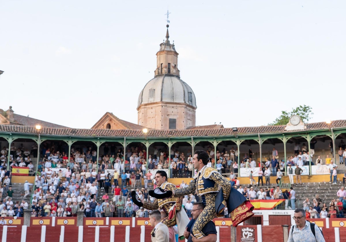 Talavante y Rufo salen a hombros de Talavera, con la Basílica de Nuestra Señora del Prado al fondo