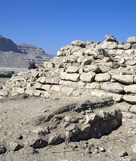 Imagen secundaria 2 - Vista axonométrica de la pirámide escalonada de Djoser y su red de galerías subterráneas. En naranja, los hallazgos de la misión letona (según D. Monnier, 'L'univers fascinant des pyramides d'Égypte, Editorial Faton, 2021)) Mano momificada del faraón Neferefra hallada en su pirámide. Pirámide de Sinky, que aún conserva las rampas utilizadas para su construcción
