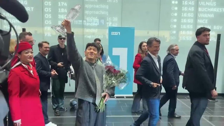 JJ es recibido en el aeropuerto de Viena tras ganar Eurovisión