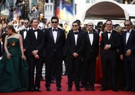 Wes Anderson (segundo por la derecha) y el equipo de 'La trama egipcia', en el estreno en Cannes