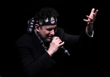 Andrés Calamaro planta a su público en pleno concierto en Cali por abuchear su defensa de la tauromaquia