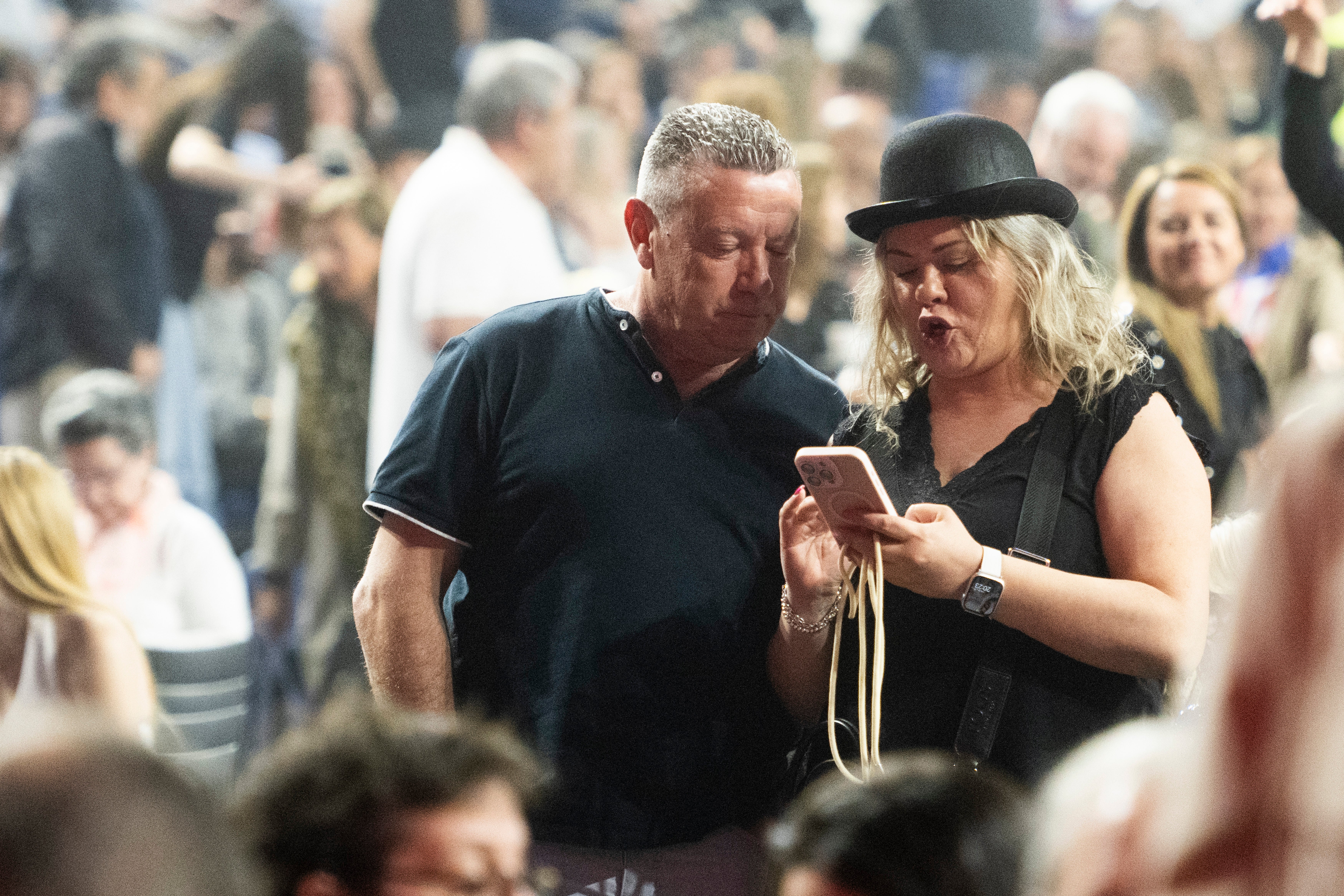 Dos fans del artista