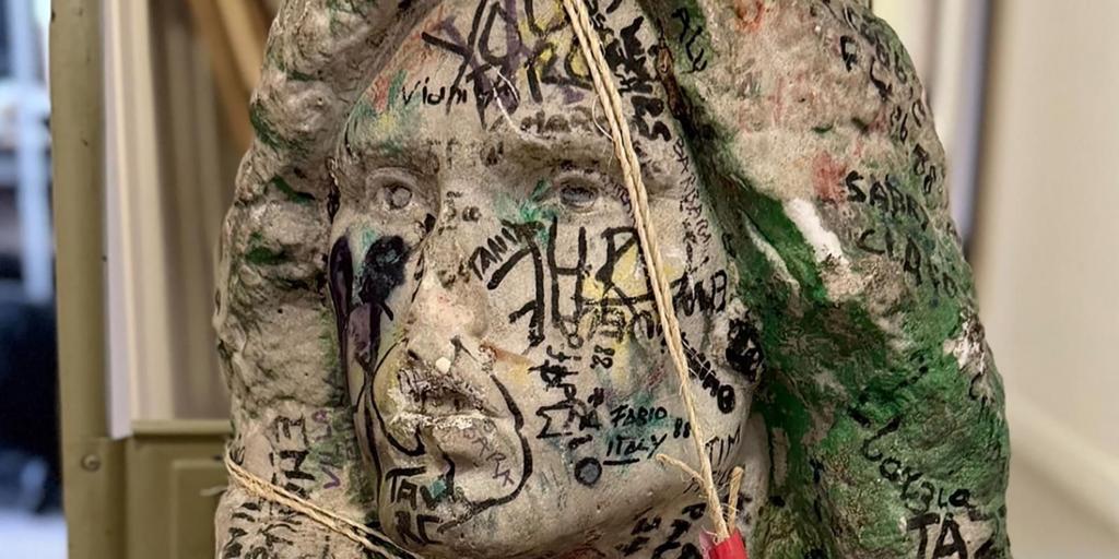 Paris'te iyileşiyorlar Jim Morrison'ın Büstü Mezarından Çalındı