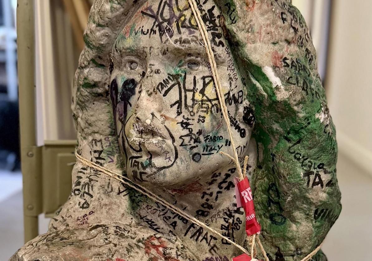 El busto de Jim Morrison que adornaba la tumba del emblemático líder de The Doors